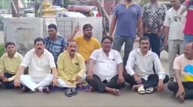 झरिया/जोरापोखर/सिंदरी: कतरास मोड़ की इंदिरा चौक पर पूर्व प्रधानमंत्री इंदिरा गांधी की प्रतिमा को किया क्षतिग्रस्त कांग्रेसियों ने किया हंगामा।