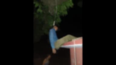 बदनावर: ग्राम कानवन में,पेड़ पर लटका मिला युवक का शव आत्महत्या की आशंका,पुलिस ने मर्ग किया कायम।