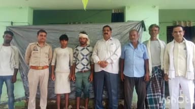 जलालाबाद: गांव शाहपुर में खेत में गए किसान बाढ़ मे फंसे, लेखपाल बा पुलिस ने नाव भेज कर उन्हें सुरक्षित निकाला