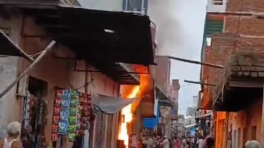 आगरा: शाहगंज के ख्वासपुरा नूरानी मस्जिद के पास दूध की दुकान में लगी आग, दुकान में रखा सामान जलकर हुआ खाक