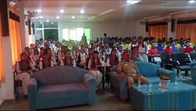 इटावा: वरिष्ठ पुलिस अधीक्षक के निर्देशन में प्रभारी ट्रैफिक पुलिस ने 18 वर्ष से कम के बच्चों को यातायात के प्रति किया जागरुक