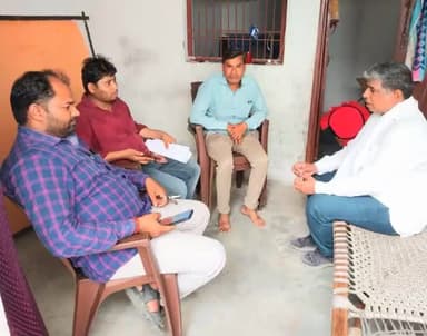 #सुजावलपुर: करीब एक महीना पहले गांव में बिजली के खंबे से चिपकने के कारण एक 13 वर्षीय बच्चे की मृत्यु हो गई थी। आज मृतक के घर जाकर बिजली विभाग के अधिकारियों से आखिरी जांच करवाई। बिजली विभाग के अवर अभियंता पवन कसोधन जी ने मृतक के घर जाकर जांच