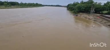 बलरामपुर: नेपाल के पहाड़ी इलाकों में शुरू हुई बारिश के बाद फिर बढ़ना शुरू हुआ राप्ती नदी का जलस्तर