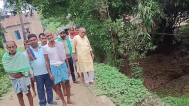 हिलसा: संभावित बाढ़ को लेकर कुसेता नौगढ़ के पास फल्गु नदी का सामाजिक न्याय मंच के प्रदेश महासचिव राम जी यादव ने किया निरीक्षण