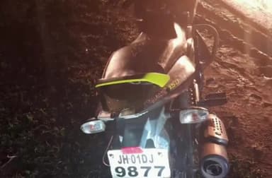 ठेठईटांगर: अर्जुन धौड़ा जंगल में लावारिस हालत में मिली पल्सर बाइक, पुलिस ने किया जब्त