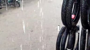 नगर में काली घटाओं के साथ तेज बारिश ने पीठा रोड की दुकानों की बराबर वह निकला पानी