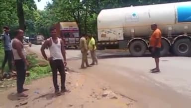 कोलेबिरा: कोलेबिरा में गैस टैंकर असंतुलित होकर बीच सड़क में फंसा, 04 घंटे जाम रहा NH 143