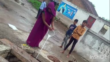 देवेंद्रनगर: आगनवाड़ी आशा कार्यकर्ताओं द्वारा गांव गांव पहुंच कर बरसात में बीमारियों से बचाव के लिए कुआं में ब्लीचिंग घोल डाला जा रहा