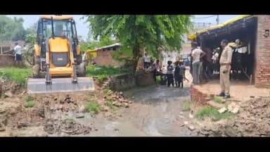 मंझनपुर: बहादुरपुर में मोहर्रम ताजिया जुलूस के रास्ते पर अतिक्रमण को राजस्व और पुलिस ने जेसीबी मशीन लगवाकर हटवाया