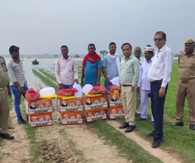 कैंपियरगंज: ग्राम बुढेली, कोमल टोला सहित कई गांव हुए जलमग्न, प्रशासन ने की नाव की व्यवस्था व बांटी गई राहत सामग्री