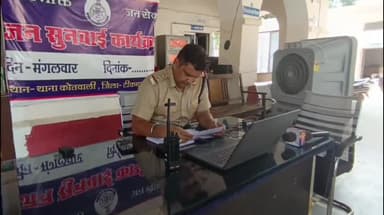 टीकमगढ़: मोबाइल फोन छीनकर भागने वाले बाइक सवार बदमाशों को पुलिस ने पकडा,मोबाइल फोन किया जब्त