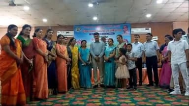 हरदोई: गांधी भवन सभागार में जिलाधिकारी एवं पुलिस अधीक्षक ने मेधावी बच्चों को सम्मानित किया