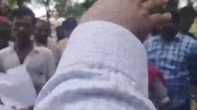 बिसवां: जिलाधिकारी अभिषेक आनंद के निर्देश पर रतनगंज के कटान पीड़ितों को सरकार की तरफ से दी गई सहायता राशि