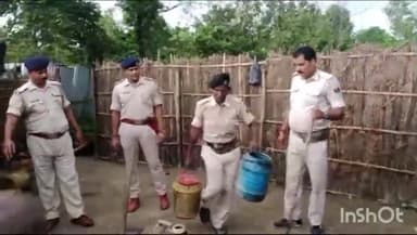 फारबिसगंज: फारबिसगंज के ठोलबज्जा में उत्पाद विभाग ने की कार्रवाई,देसी शराब बनाने वाले लोगों के घरों में कारवाई.