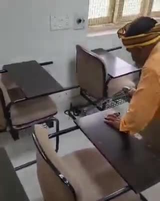 जबलपुर: मेडिकल कॉलेज के एटनामी विभाग के क्लासरूम में निकला 3 फिट लंबा कोबरा, छात्रों में दहशत ,सर्प विशेषज्ञ ने किया रेस्क्यू