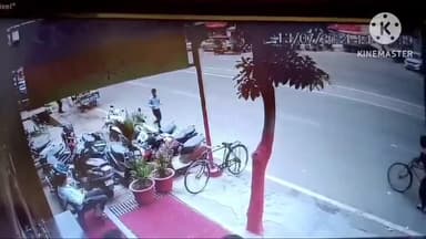 मेरठ: मेरठ के राजकीय इंटर कॉलेज के सामने तेज रफ्तार ट्रैक्टर ने स्कूटी को मारी टक्कर गंभीर रूप से घायल घटना सीसीटीवी कैमरे में