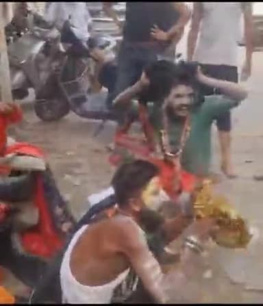 मेरठ: लिसाड़ी गेट क्षेत्र में तीन साधुओं की पिटाई का वीडियो वायरल,बंधक बनाकर साधुओं को पीटा गया