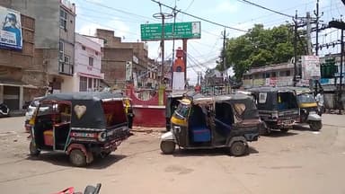 टीकमगढ़ के पुराना बस स्टैंड पर वने जय स्तंभ चौराहे पर शहीदों की याद में वने चौराहा वना टैक्सियां का‌ पकिग स्टैंड