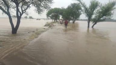 बलरामपुर जनपद में पहाड़ी नालों ने कहर बरपाया। ललिया हरिहरगंज बरदौलिया मार्ग पर लौकाहवा डिप पर बह रहा दो फिट बाढ़ का पानी