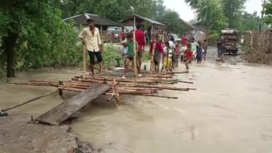 कहरा: डेहरार थाना के सत्तोर गांव में चचरी पुल बनाकर किया आवागमन चालू, जान जोखिम में डाल लोग कर रहे हैं आवागमन।