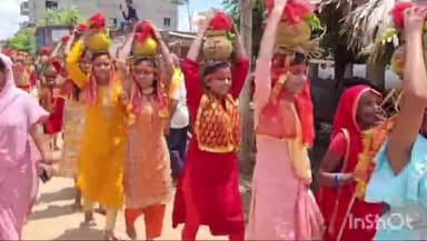 लखीसराय: सदर प्रखंड क्षेत्र के झिंनौरा गांव में माता पार्वती की प्राण प्रतिष्ठा को लेकर निकाली गई भव्य कलश शोभा यात्रा।