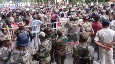 कांके: रांची के मोरहाबादी मैदान से राजभवन का घेराव करने निकले सहायक पुलिसकर्मी, पुलिस ने बैरिकेडिंग कर रोका