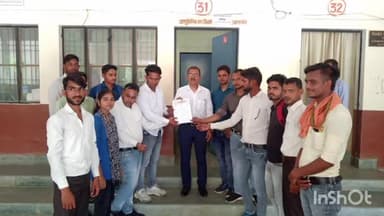 कासगंज: पंचायत सहायकों ने अपनी मांगों को लेकर कलेक्ट्रेट में एसडीएम को सौंपा ज्ञापन