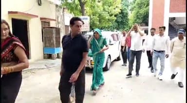 इटावा: कलैक्ट्रेट में पहुंचकर महिला ने SSP से लगाई गुहार, बीते दिन सैफई से इटावा जाते समय जेवर से भरा बैग गायब हुए था