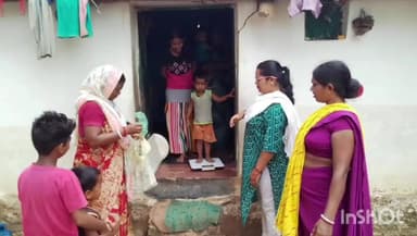 देवेंद्रनगर: ग्राम रोहनिया में एएनएम और आशा कार्यकर्ता द्वारा कुपोषित बच्चों को आईडेंटिफाई किया जा रहा है