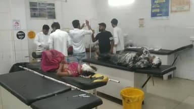 इटावा: सहसों इलाके में ऑटो पलटने से हादसा, 5 लोग घायल, 2 की हालत गंभीर देख डॉक्टरों ने किया सैफई रेफर