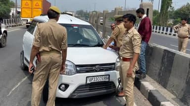 कानपुर: पनकी में कंटेनर की टक्कर से पलटी कार, राहगीरों ने कार में फंसे चार लोगों को निकाला बाहर