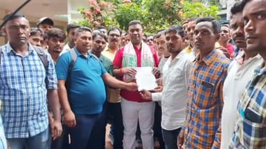 कांके: रांची के रातु रोड स्थित आवासीय कार्यालय में मंत्री सत्यानन्द भोगता से जैप अभ्यर्थियों ने की मुलाकात