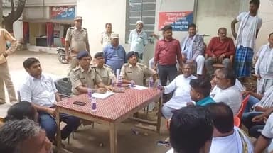 केवटी रनवे: मोहर्रम पर्व को लेकर केवटी थाना परिसर में शांति समिति की बैठक आयोजित