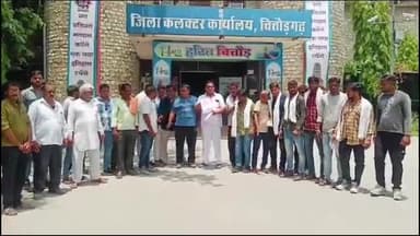 चित्तौड़गढ़: पांडोली में खाद फैक्ट्री के कार्य को बंद करवाने की मांग को लेकर कलेक्ट्रेट पर ग्रामीणों ने सोपा जिला कलेक्टर को ज्ञापन