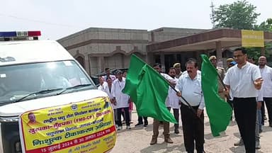 मंझनपुर: मंझनपुर में जिलाधिकारी ने बहुद्देशीय पशु चिकित्सा सचल वाहनों को टीकाकरण सहित हरी झण्डी दिखाकर किया रवाना