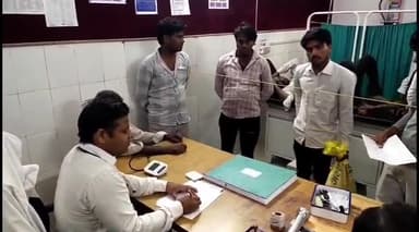 इटावा: फफूंद इलाके में धान की रोपाई करते समय बुजुर्ग को सांप ने काटा, सांप को मारकर परिजन जिला अस्पताल लेकर पहुंचे,