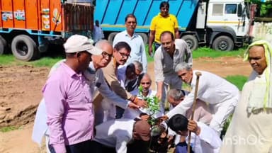 पालीगंज: पालीगंज के कर्पूरी ठाकुर पुस्तकालय का निरीक्षण करने पहुंचे जदयू एमएलसी रविंद्र सिंह ने किया पौधारोपण
