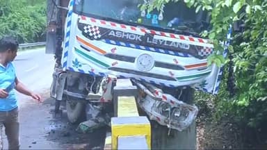 बीकापुर: अयोध्या प्रयागराज हाईवे पर चौरे बाजार के पास विसुही नदी के पुल की रेलिंग से टकराकर ट्रक फसी, बड़ा हादसा टला