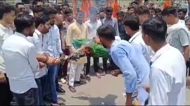 मुरादाबाद: इंपीरियल तिराहे पर  एबीवीपी ने टीएमयू कैंपस में हो रही आत्महत्याओ को लेकर किया विरोध प्रदर्शन, सीबीआई जांच की मांग