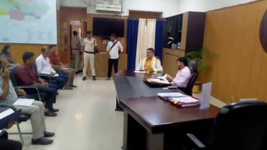 मुशहरी: बागमती परियोजना के निर्माण कार्य में तेजी लाने को लेकर समाहरणालय स्थित कार्यालय में जिलाधिकारी की अध्यक्षता में बैठक