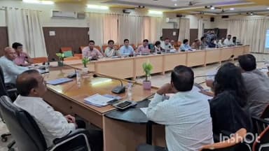 कासगंज: संचारी रोग नियंत्रण अभियान को सफल बनाए जाने को लेकर कलेक्ट्रेट पर सीडीओ ने की बैठक