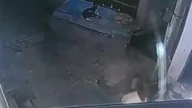 एत्मादपुर: थाना ट्रांस यमुना क्षेत्र के नरायच में घर के बाहर खड़ी मोटरसाइकिल ले उड़ा चोर, घटना सीसीटीवी कैमरे में कैद