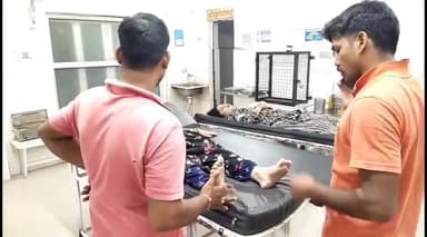 इटावा: सदर इलाके के पीएसी बटालियन के बाहर बाइक सवार ने दो महिलाओं को टक्कर मारकर घायल किया, जिला अस्पताल में इलाज जारी है