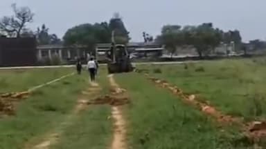 मुरादाबाद: कटघर थाना क्षेत्र में  प्राधिकरण का 12 बीघे की अवैध प्लाटिंग के खिलाफ, चला बुलडोजर