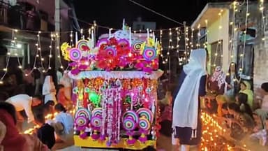 भोगांव: भोगांव के उपनगर आलीपुर खेड़ा में मोहर्रम की 9 वीं तारीख को देर रात परंपरागत तरीके से निकाला गया ताजियों का जुलूस