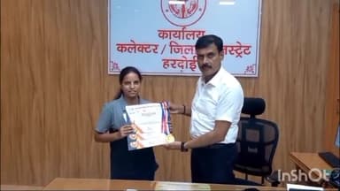 हरदोई: कलेक्ट्रेट सभागार में जिलाधिकारी एमपी सिंह ने पैराबैडमिंटन खिलाड़ी रूचि त्रिवेदी को किया सम्मानित