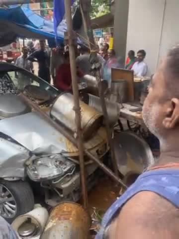 कानपुर: साइट नंबर वन चौराहे पर तेज रफ्तार कार अनियंत्रित होकर सड़क किनारे ठेले में घुसी , ठेला क्षतिग्रस्त,बाल बाल बचे लोग