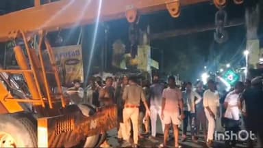 कासगंज: कोतवाली सोरों के निकट ट्रक और केंटर में हुई टक्कर,हादसे में दोनो वाहन हुए क्षत्रिग्रस्त