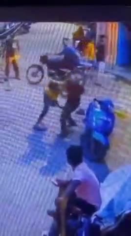 ग्वालियर गिर्द: गेंडे बाली सड़क पर पिता और पुत्री के साथ बदमाश ने की मारपीट, सीसीटीवी कैमरे में कैद हुई घटना