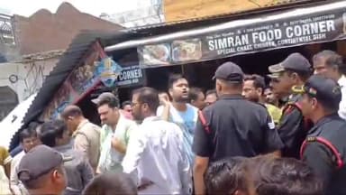 मेरठ: सेंट्रल मार्केट में अतिक्रमण हटाने गई नगर निगम की टीम से धक्का-मुक्की,जमकर हंगामा